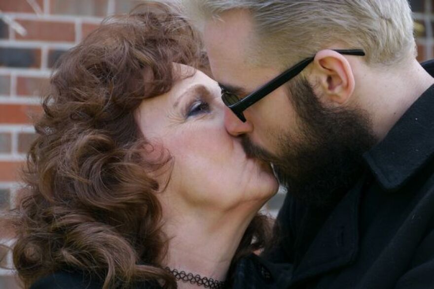 Ο έρωτας χρόνια δεν κοιτά: «Είναι φοβερή ερωμένη», παραδέχεται 19χρονος για την 72χρονη σύντροφό του