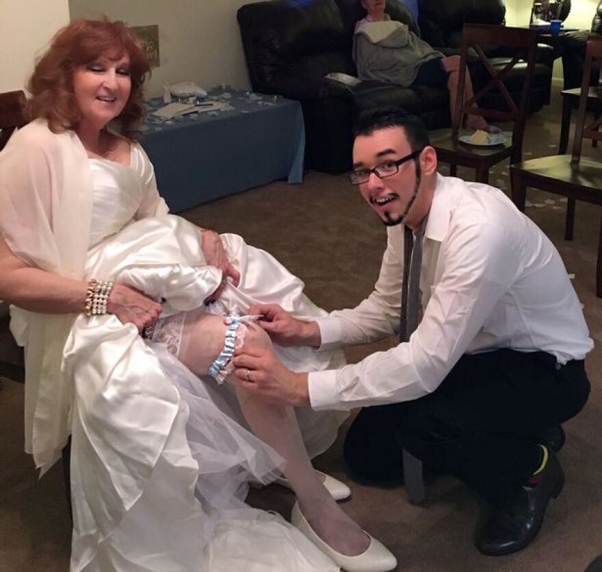 Ο έρωτας χρόνια δεν κοιτά: «Είναι φοβερή ερωμένη», παραδέχεται 19χρονος για την 72χρονη σύντροφό του