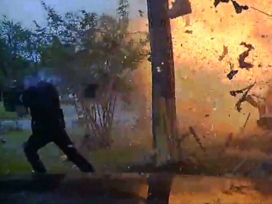 Απίστευτο βίντεο: Αστυνομικοί από το Τέξας... γλιτώνουν από θαύμα μετά από έκρηξη σε σπίτι