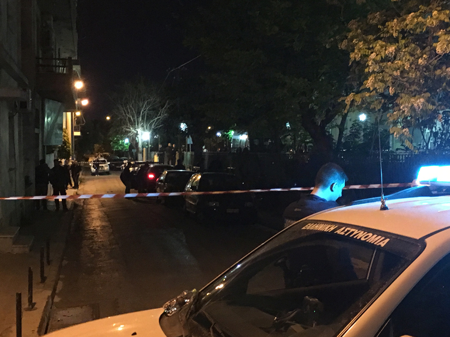 Μαφιόζικο χτύπημα στους Αγίους Αναργύρους: «Γάζωσαν» άντρα με Καλάσνικοφ