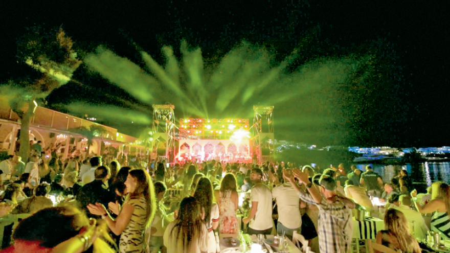 Στα άδυτα της Μυκόνου by Νίκος Μαστοράκης