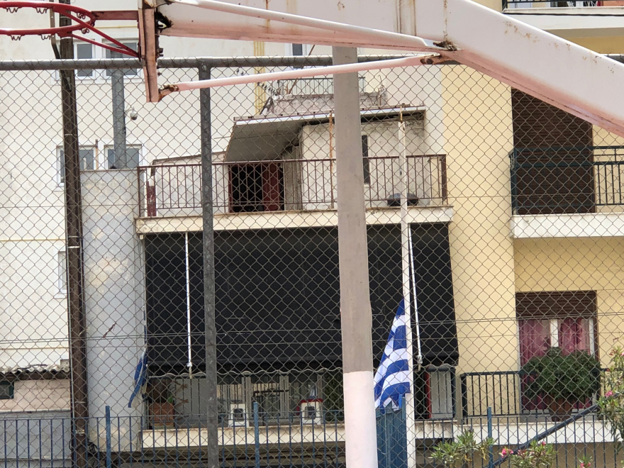 Θρήνος στο Κερατσίνι για τον 16χρονο που σκοτώθηκε πέφτοντας από βράχο