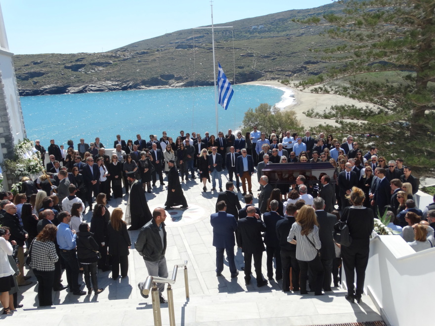 Ράγισαν καρδιές στην κηδεία του Αλ. Σταματιάδη: Ήσουν το σωστό παράδειγμα της οικογένειας