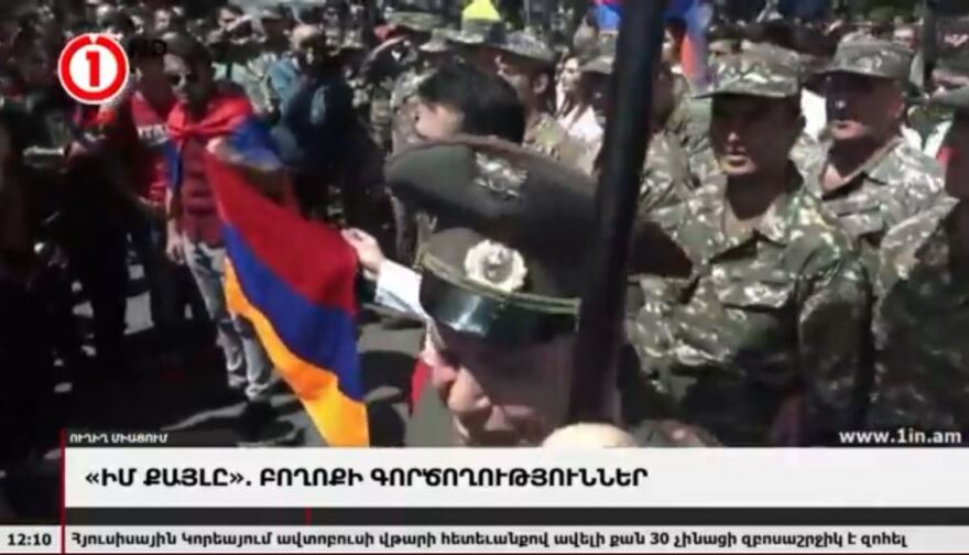 Φωτογραφίες: Στρατιωτικοί συμμετέχουν στη «βελούδινη επανάσταση» στην Αρμενία