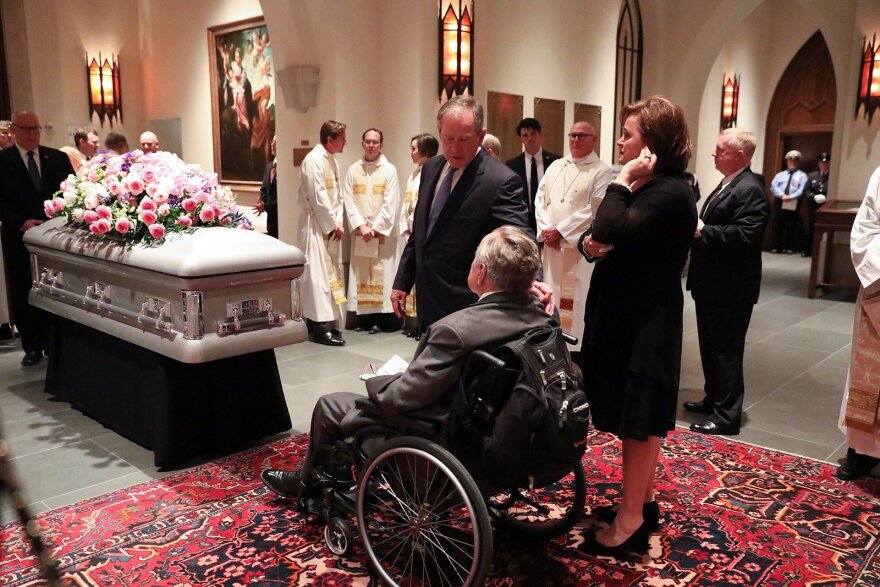 Η απίστευτη φωτογραφία από την κηδεία της Μπάρμπαρα Μπους: Χαμογελαστοί οι Ομπάμα, οι Κλίντον και η Μελάνια