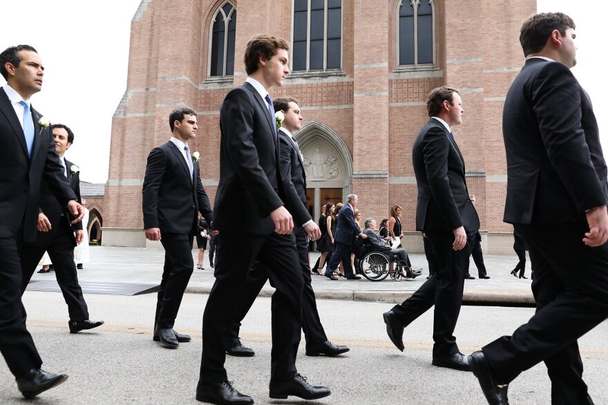 Η απίστευτη φωτογραφία από την κηδεία της Μπάρμπαρα Μπους: Χαμογελαστοί οι Ομπάμα, οι Κλίντον και η Μελάνια