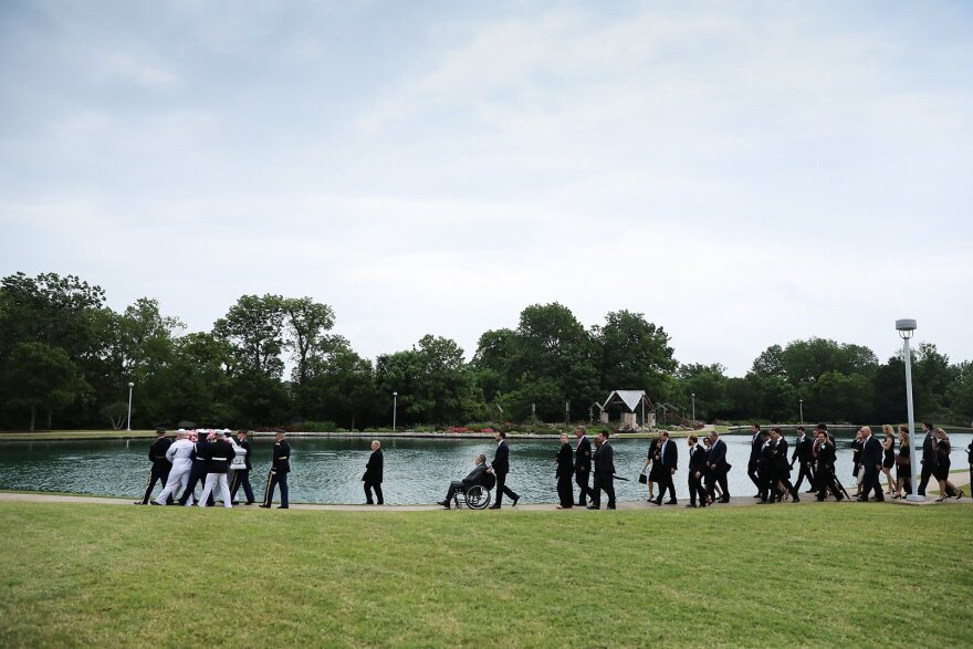 Η απίστευτη φωτογραφία από την κηδεία της Μπάρμπαρα Μπους: Χαμογελαστοί οι Ομπάμα, οι Κλίντον και η Μελάνια