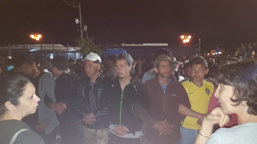 Πεδίο μάχης με τραυματίες η προκυμαία της Μυτιλήνης για την κατάληψη των μεταναστών