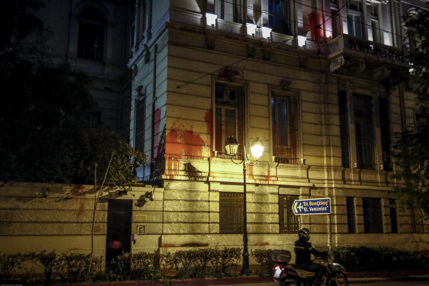 Σάλος από την επίθεση Ρουβίκωνα στη Γαλλική πρεσβεία απέναντι από τη Βουλή