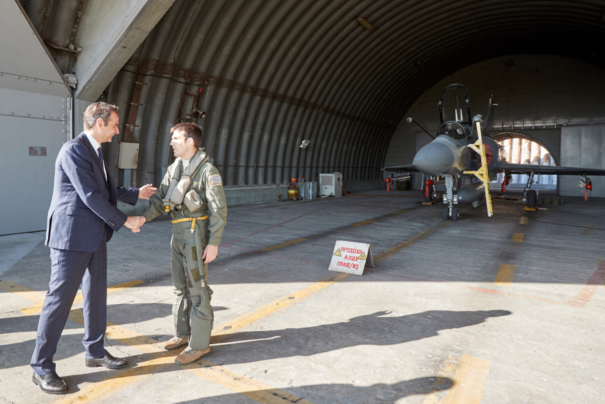 Μήνυμα Μητσοτάκη από τη 114ΠΜ του σμηναγού Μπαλταδώρου: Δεν πρόκειται να μπούμε σε λογικές ανταλλαγής