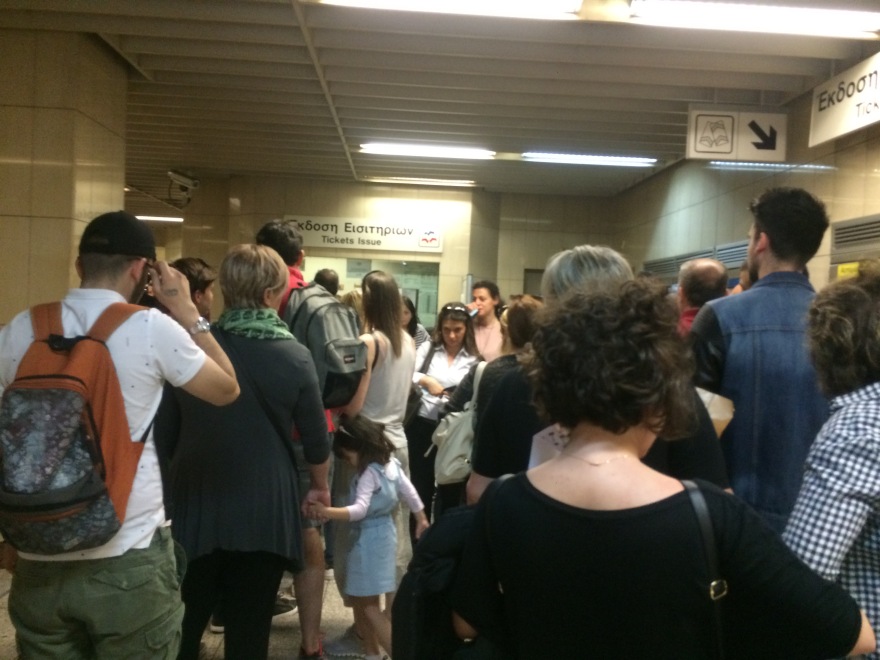 Ουρές στο μετρό Αμπελοκήπων: Έκλεισαν οι μπάρες και έτρεχαν να βγάλουν εισιτήριο