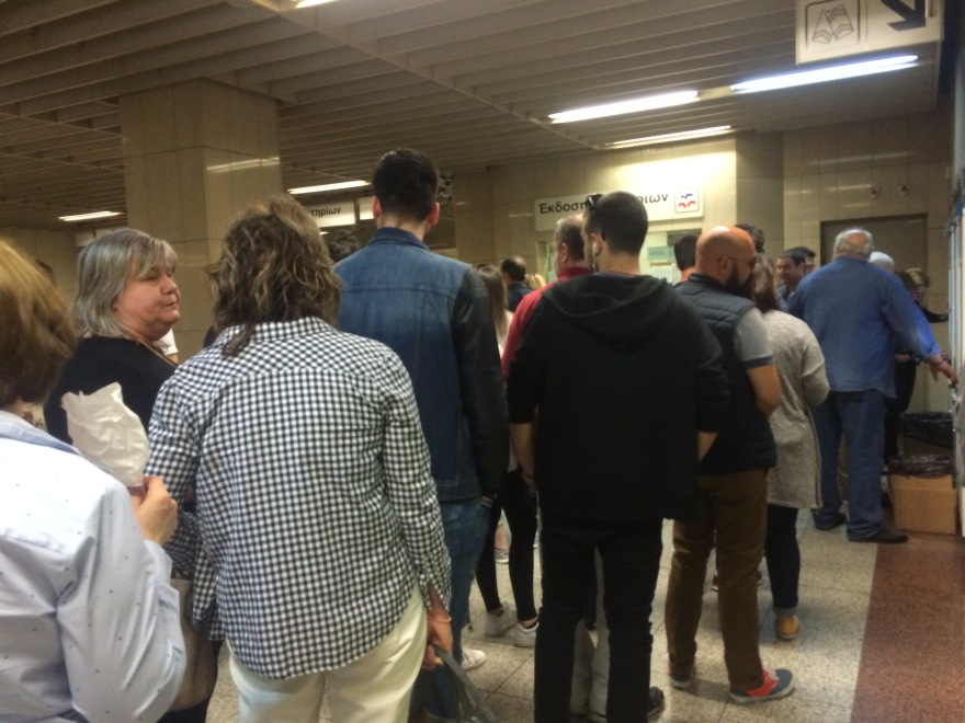 Ουρές στο μετρό Αμπελοκήπων: Έκλεισαν οι μπάρες και έτρεχαν να βγάλουν εισιτήριο