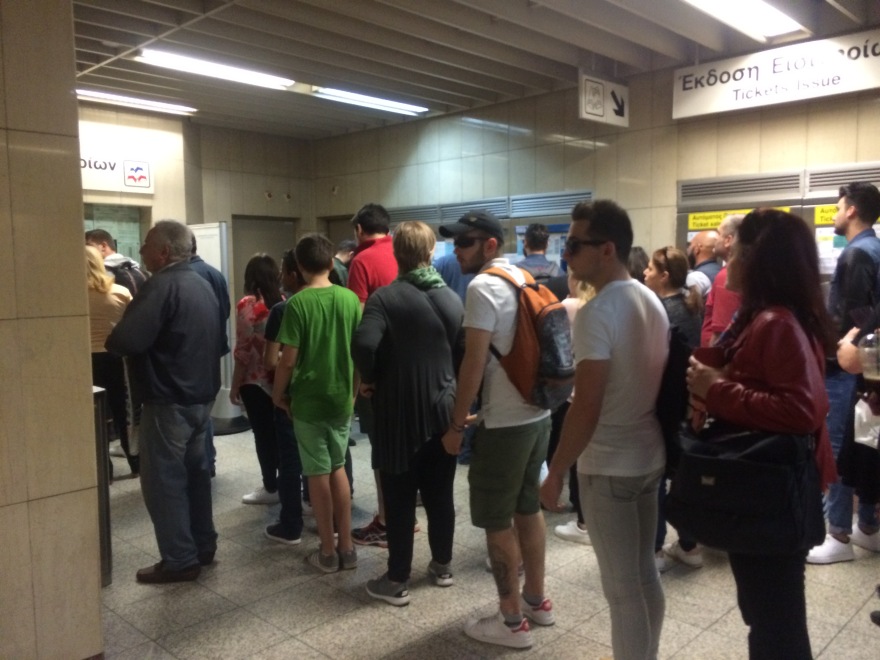 Ουρές στο μετρό Αμπελοκήπων: Έκλεισαν οι μπάρες και έτρεχαν να βγάλουν εισιτήριο