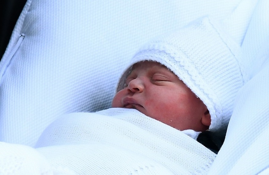 Η Βρετανία γιορτάζει τη γέννηση του νέου πρίγκιπα - Ποιο θα είναι το όνομά του;