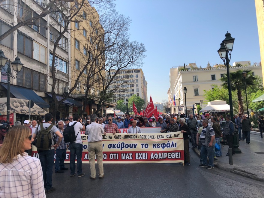 Με σακούλες λιγνίτη και πανό στη Βουλή η ΓΕΝΟΠ