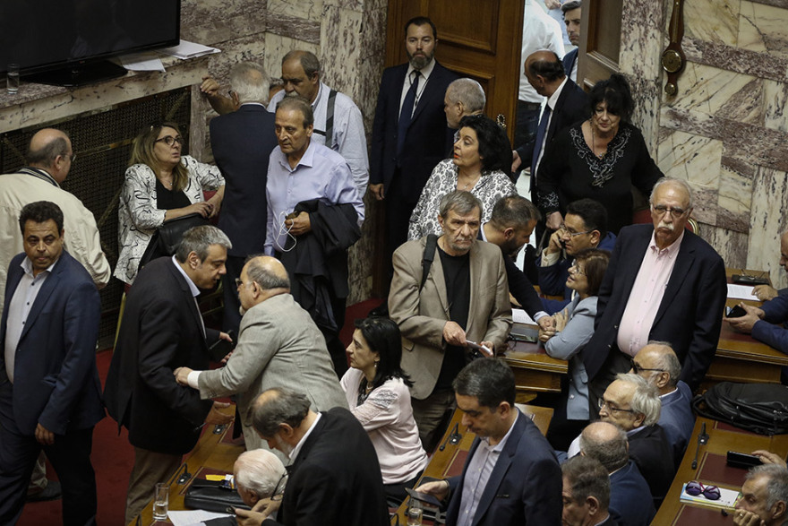 Βουλή: «Kolotoumba» από τους διαφωνούντες του ΣΥΡΙΖΑ και «ναι σε όλα» στο νομοσχέδιο για την ΔΕΗ