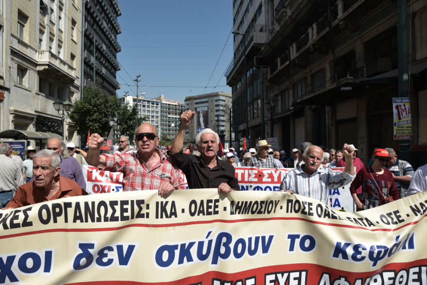 Με σακούλες λιγνίτη και πανό στη Βουλή η ΓΕΝΟΠ