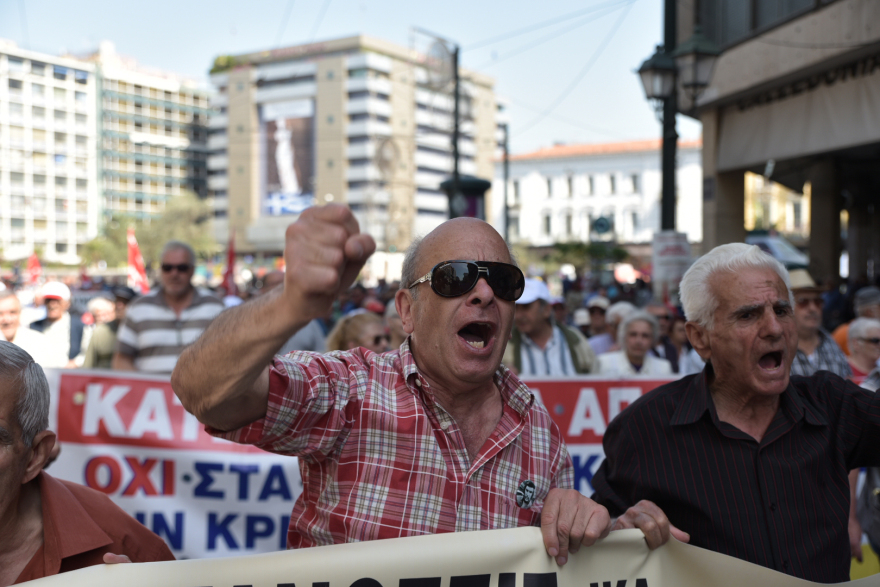 Με σακούλες λιγνίτη και πανό στη Βουλή η ΓΕΝΟΠ