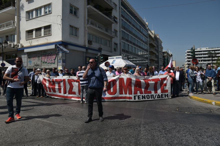 Με σακούλες λιγνίτη και πανό στη Βουλή η ΓΕΝΟΠ