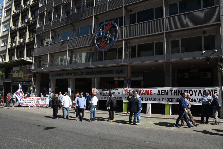 Με σακούλες λιγνίτη και πανό στη Βουλή η ΓΕΝΟΠ