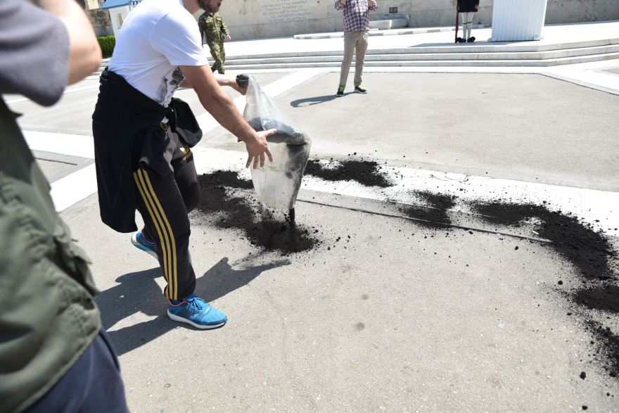 Με σακούλες λιγνίτη και πανό στη Βουλή η ΓΕΝΟΠ