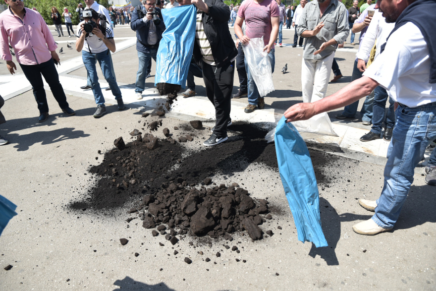 Με σακούλες λιγνίτη και πανό στη Βουλή η ΓΕΝΟΠ