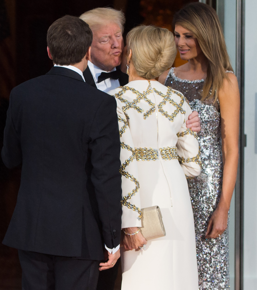 «Closer»: Η γαλλική κομψότητα του Μακρόν και ο άξεστος Τραμπ