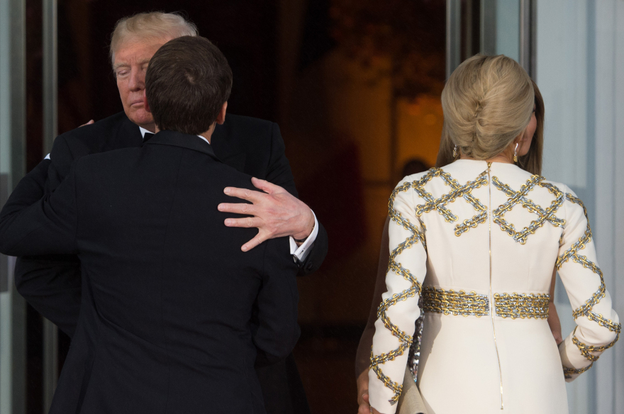 «Closer»: Η γαλλική κομψότητα του Μακρόν και ο άξεστος Τραμπ