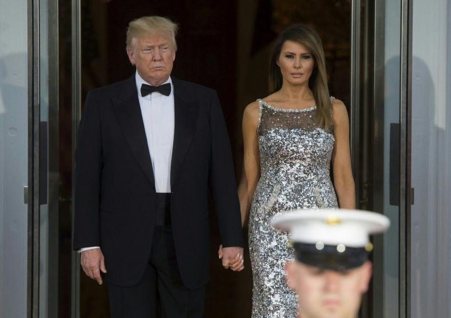 Φωτογραφίες: Το λαμπερό φόρεμα της Μελάνια πρωταγωνίστησε στο δείπνο για τους Μακρόν στον Λευκό Οίκο