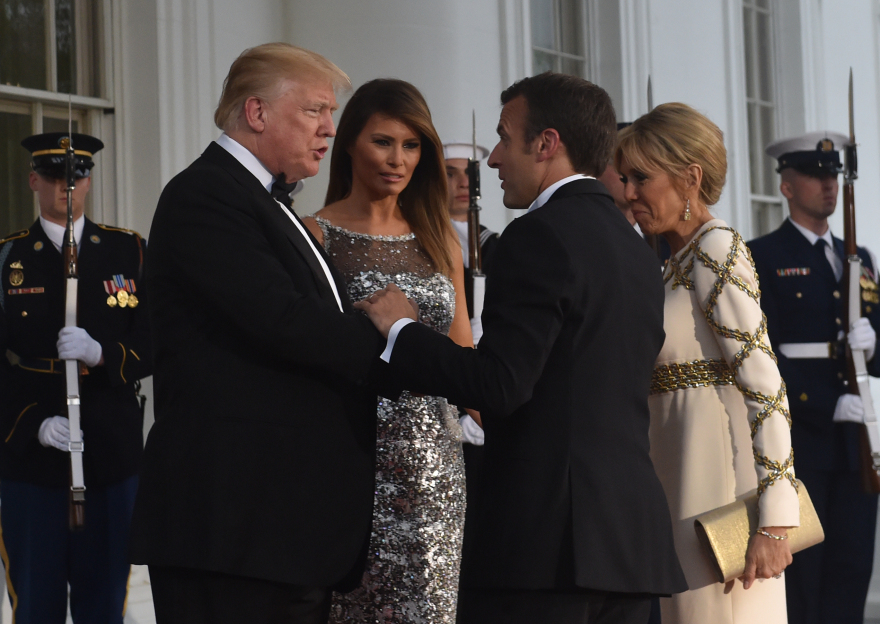 Φωτογραφίες: Το λαμπερό φόρεμα της Μελάνια πρωταγωνίστησε στο δείπνο για τους Μακρόν στον Λευκό Οίκο