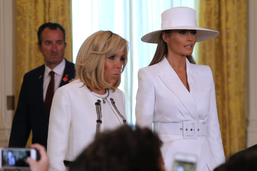 Φωτογραφίες: Το λαμπερό φόρεμα της Μελάνια πρωταγωνίστησε στο δείπνο για τους Μακρόν στον Λευκό Οίκο