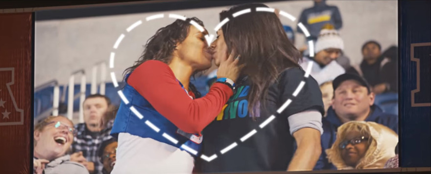 Η δασκάλα της... οργής: Προβάλλει γκέι βίντεο στην τάξη, διδάσκει... γιόγκα και καταργεί τα θρησκευτικά! 