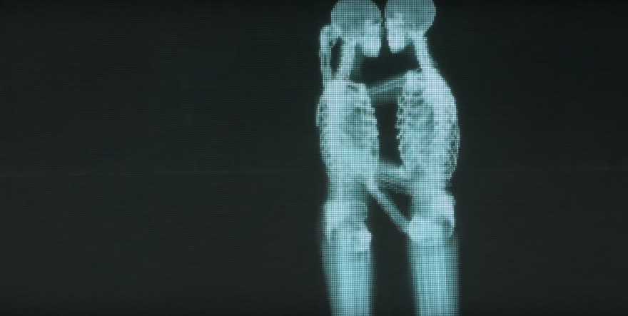 Η δασκάλα της... οργής: Προβάλλει γκέι βίντεο στην τάξη, διδάσκει... γιόγκα και καταργεί τα θρησκευτικά! 