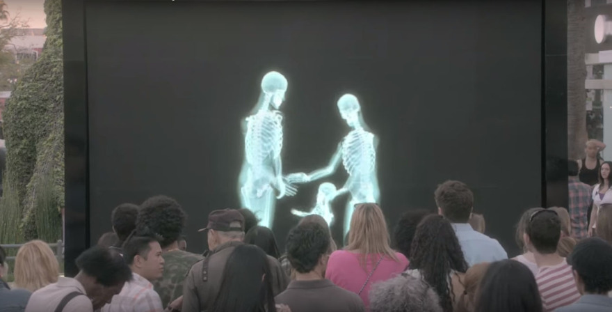 Η δασκάλα της... οργής: Προβάλλει γκέι βίντεο στην τάξη, διδάσκει... γιόγκα και καταργεί τα θρησκευτικά! 