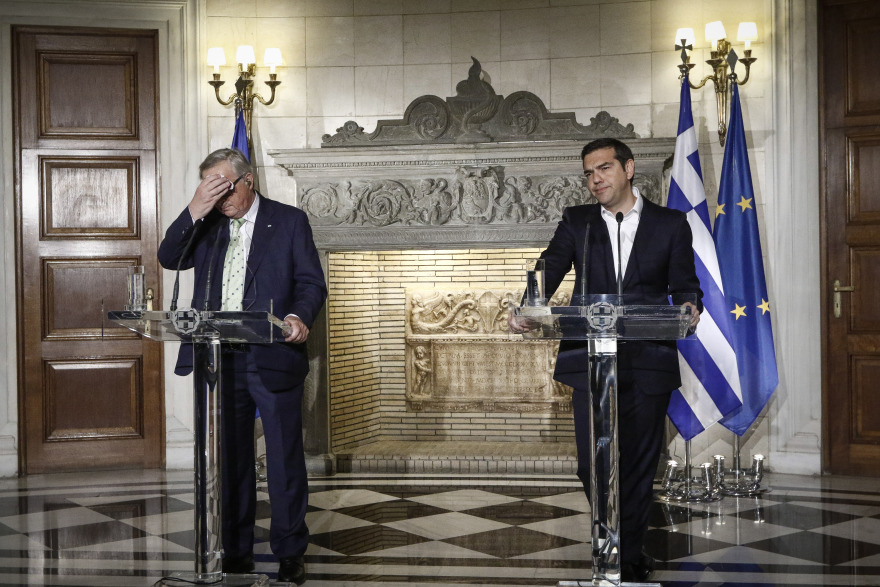 Η ζέστη της Αθήνας και ο ιδρωμένος Γιούνκερ