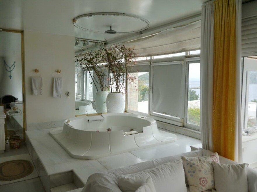 Πωλείται η βίλα της Ζωής Λάσκαρη και του Αλέξανδρου Λυκουρέζου στο Πόρτο Ράφτη