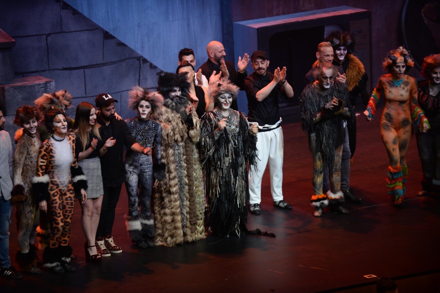 «Cats» αλά ελληνικά: Τα δάκρυα για τον Αρζόγλου, οι τρομερές «Γάτες» και το pole dancing της Συνατσάκη