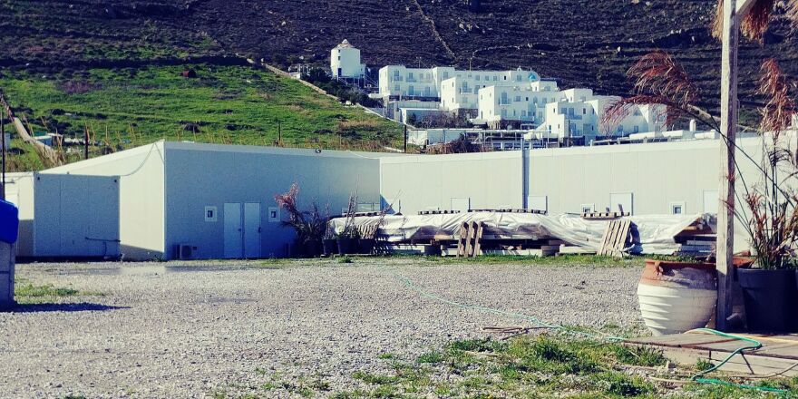Η Μύκονος γίνεται... Πέραμα με τα κοντέινερ-σπίτια για τους εργαζόμενους