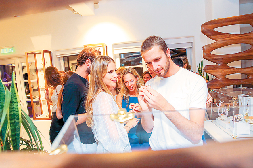 Θεόδωρος Νιάρχος: Μεγιστάνας, σέρφερ και γκαλερίστας