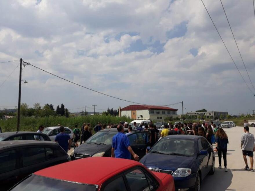 Θεσσαλονίκη: Φωτογραφίες από τα έκτροπα σε παιδικό αγώνα ποδοσφαίρου - Δάγκωσαν αστυνομικό!