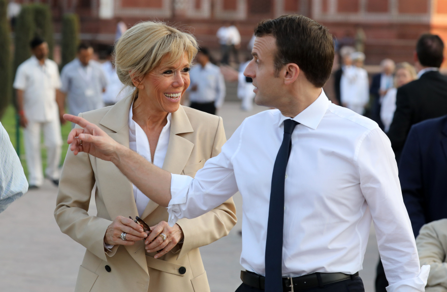 Ο Εμανουέλ Μακρόν πολύ ερωτευμένος: Φοβάται μήπως του «κλέψουν» την Μπριζίτ!