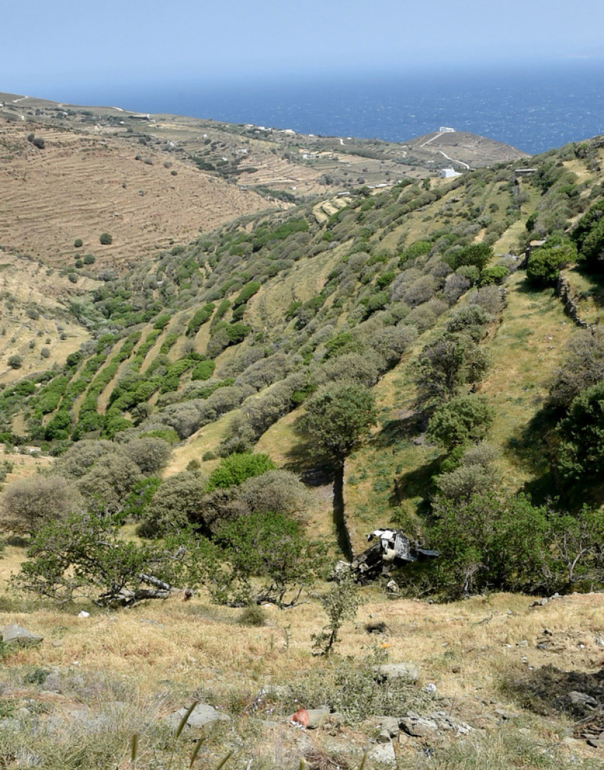 Τήνος: Εικόνες σοκ από το διαλυμένο απορριμματοφόρο - Πατέρας δύο παιδιών ο άτυχος υπάλληλος