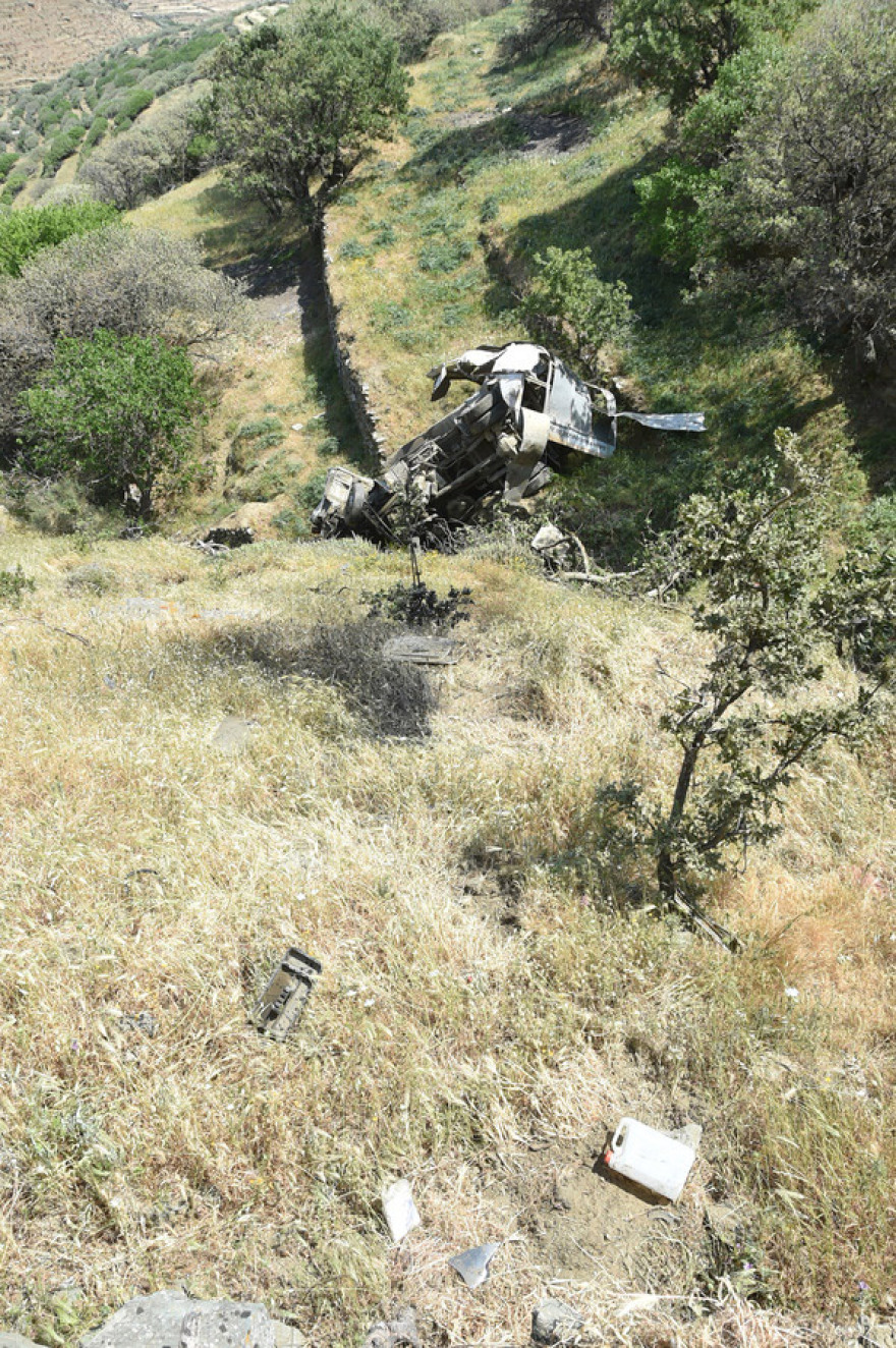 Τήνος: Εικόνες σοκ από το διαλυμένο απορριμματοφόρο - Πατέρας δύο παιδιών ο άτυχος υπάλληλος