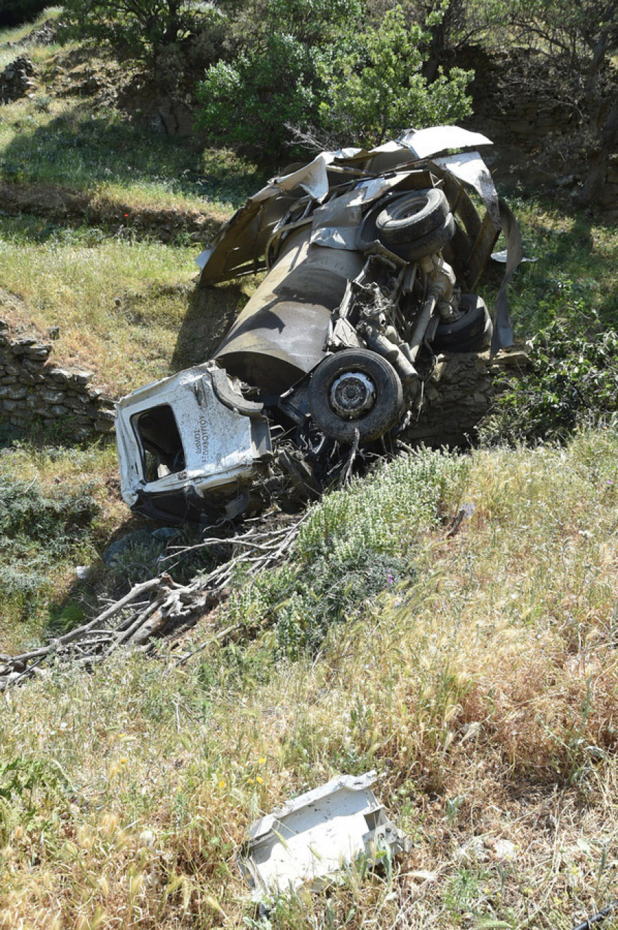 Τήνος: Εικόνες σοκ από το διαλυμένο απορριμματοφόρο - Πατέρας δύο παιδιών ο άτυχος υπάλληλος