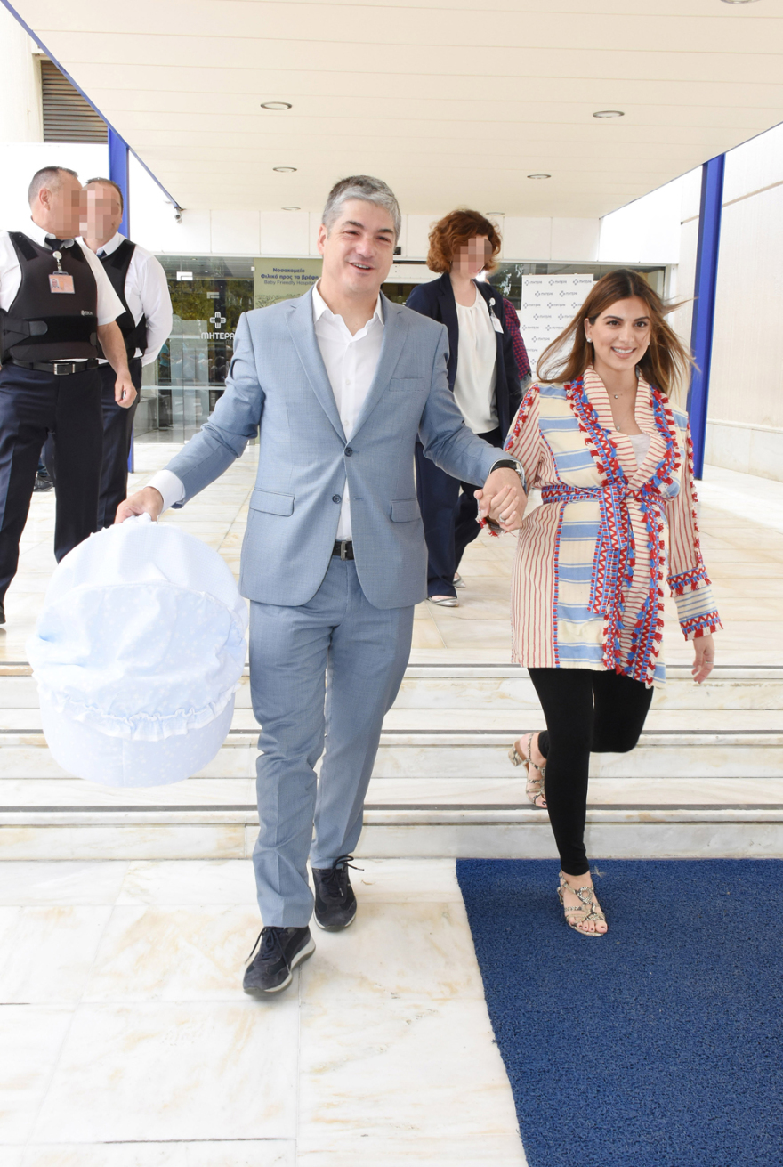 Φωτογραφίες: Η Σταματίνα Τσιμτσιλή βγήκε από το μαιευτήριο