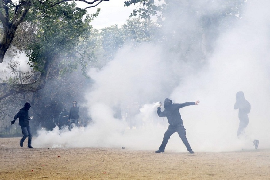 Πεδίο μάχης το Παρίσι για την Εργατική Πρωτομαγιά - 200 προσαγωγές κουκουλοφόρων!