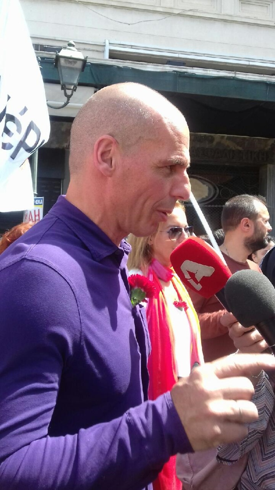 Φωτογραφίες: Ο Βαρουφάκης με τη Δανάη στην πορεία για την Πρωτομαγιά