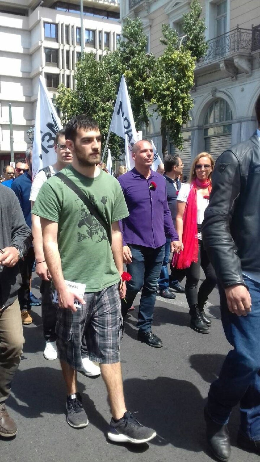 Φωτογραφίες: Ο Βαρουφάκης με τη Δανάη στην πορεία για την Πρωτομαγιά