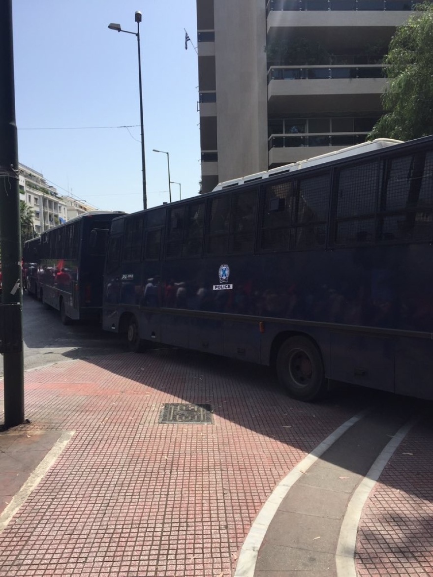 Φωτογραφίες: Η προεδρική φρουρά αλλάζει πορεία λόγω των... ΜΑΤ