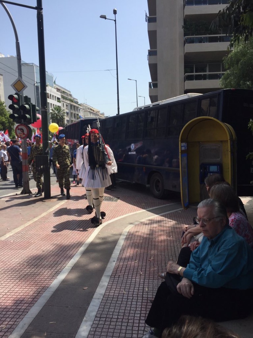 Φωτογραφίες: Η προεδρική φρουρά αλλάζει πορεία λόγω των... ΜΑΤ